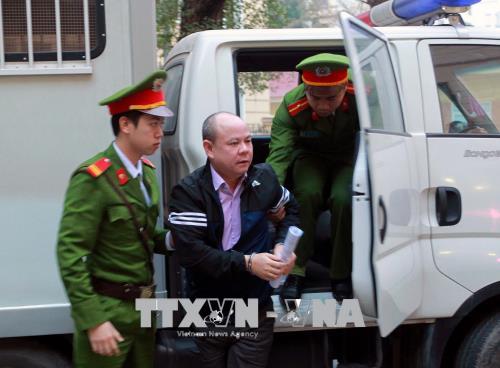 Xử em trai ông Đinh La Thăng, Trịnh Xuân Thanh: Dẫn giải bị cáo đến tòa